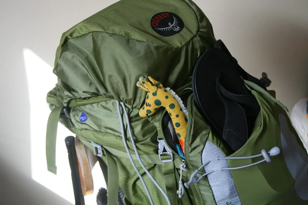 How to save money while traveling? Smart tips for budget explorers!